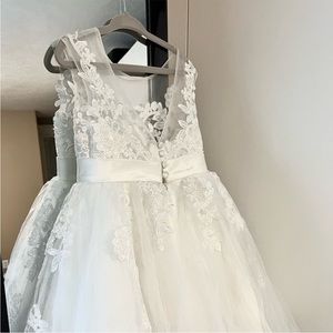 Gorgeous flower girl dress.